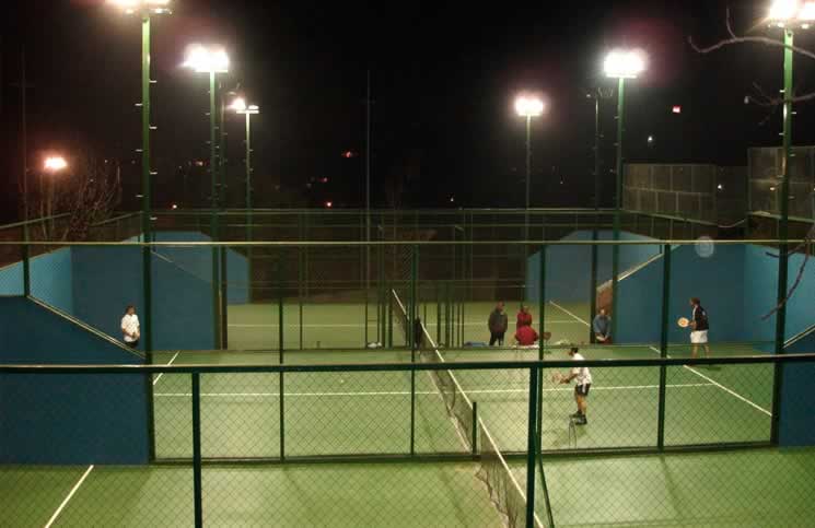 Proyector modular 100w con con un rendimiento de 180Lm/W
Dimensiones  305x155x80mm
Material Aluminio lacado al horno
Ópticas Disponibles: 60º, 25º, Asimétrica 136x78º
Driver PHILIPS XITANIUM
El proyector está disponible con diferentes opciones de ópticas, cada una diseñada para maximizar su eficacia en distintas aplicaciones:
Óptica Focalizada 60º
Óptica Focalizada 25º
Óptica Asimétrica 136x78º