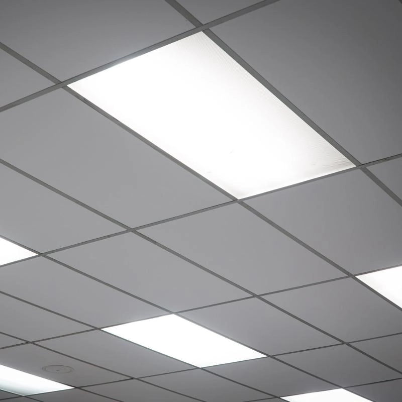 Panel LED 120x60cm 72W 7200lm. Su instalación es sencilla, adaptándose a techos desmontables con el kit empotrable o, para instalaciones en techo, utilizando el kit de superficie o el kit de suspensión. La emisión de luz de alta calidad y uniformidad mejora significativamente las condiciones laborales, mientras que el difusor opal incorporado reduce el deslumbramiento para una experiencia visual más agradable.