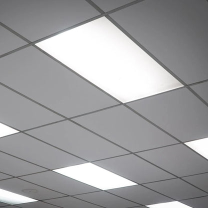 Panel LED 120x60cm 72W 7200lm. Su instalación es sencilla, adaptándose a techos desmontables con el kit empotrable o, para instalaciones en techo, utilizando el kit de superficie o el kit de suspensión. La emisión de luz de alta calidad y uniformidad mejora significativamente las condiciones laborales, mientras que el difusor opal incorporado reduce el deslumbramiento para una experiencia visual más agradable.