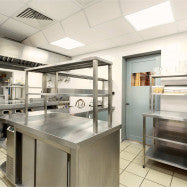 Pack de 2 Paneles LED Empotrables de 60x60cm y 40W es una solución de iluminación eficiente y moderna, con clasificación IP65, ideal para salas blancas y zonas con humedad y condensación de vapor. Con un flujo luminoso de 4400 lúmenes y un sistema de retroiluminación backlight, garantiza una iluminación clara y uniforme. Equipado con un driver Philips CertaDrive de uso profesional, ofrece una iluminación sin flicker.
El panel LED tiene un ángulo luminoso de 120º y un CRI > 80.