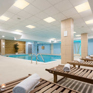 Pack de 2 Paneles LED Empotrables de 60x60cm y 40W es una solución de iluminación eficiente y moderna, con clasificación IP65, ideal para salas blancas y zonas con humedad y condensación de vapor. Con un flujo luminoso de 4400 lúmenes y un sistema de retroiluminación backlight, garantiza una iluminación clara y uniforme. Equipado con un driver Philips CertaDrive de uso profesional, ofrece una iluminación sin flicker.
El panel LED tiene un ángulo luminoso de 120º y un CRI > 80.