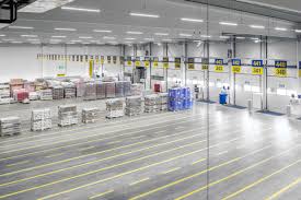 Pantalla estanca Lineal LED de 150cm, con 45W y 4950lm,ofrece una iluminación potente y duradera para entornos industriales y profesionales. Fabricada en aluminio y termoplástico, esta pantalla garantiza con su diseño, la interconexión por ambos extremos sin necesidad de desmontaje, lo que la hace ideal para instalaciones en serie. 
El chip LED integrado SM2835 con un ángulo luminoso de 120º 