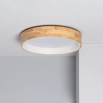 Plafón LED 30w Circular Madera Ø570 mm CCT seleccionable, destaca porque puede cambiar su temperatura de color mediante un selector que está situado en el interior. Materiales muy resistentes como el Metal y Madera. Este tipo de materiales facilitan la disipación del calor que se genera, mejorando el rendimiento de la luminaria.
