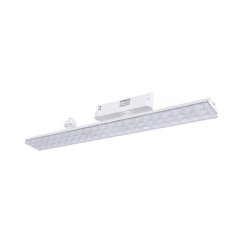 Esta luminaria lineal para carril electrificado trifásico,constituye una solución lumínica altamente eficiente y versátil.
Está equipada con 66 chips SMD 2835, con un ángulo de apertura lumínica de 60º, asegurando una distribución uniforme de la luz. Su índice de reproducción cromática es elevado (CRI>90), brindando una reproducción fiel de los colores, similar a la luz natural.
Su sistema CCT permite seleccionar la temperatura de la luz en blanco cálido, natural o frío.