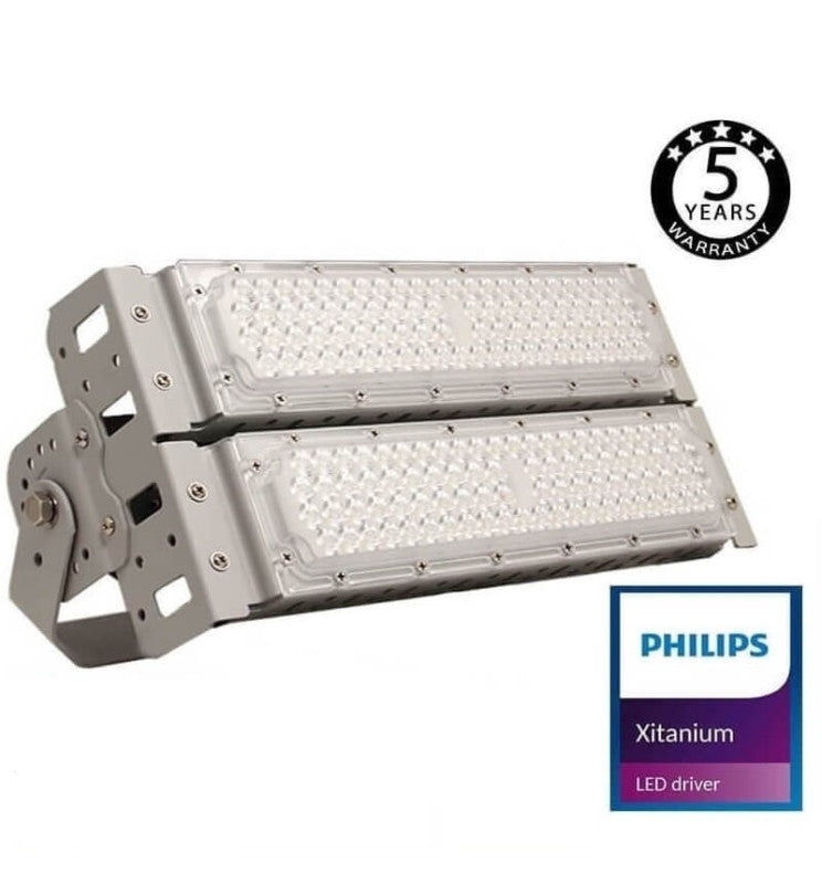 Proyector modular 100w con con un rendimiento de 180Lm/W
Dimensiones  305x155x80mm
Material Aluminio lacado al horno
Ópticas Disponibles: 60º, 25º, Asimétrica 136x78º
Driver PHILIPS XITANIUM
El proyector está disponible con diferentes opciones de ópticas, cada una diseñada para maximizar su eficacia en distintas aplicaciones:
Óptica Focalizada 60º
Óptica Focalizada 25º
Óptica Asimétrica 136x78º