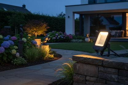 Proyector LED en jardín exterior