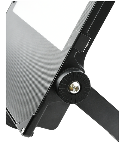 Proyector LED Exterior Profesional es una solución de iluminación suoer eficiente. Equipado con chip LED LUMILEDS de 150 lúmenes/w y un driver de alta calidad que permite ajustar su potencia entre 200w, 160w y 120w. Cuenta con un selector de temperatura CCT que permite elegir entre 3000K, 4000K y 6000K, proporcionando una iluminación adaptable a cualquier entorno. hasta 30.000 lúmenes. 