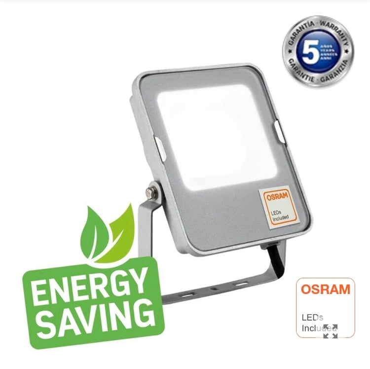 LED OSRAM SMD 2835 de alto brillo y rendimiento de 130Lm/W, lo que garantiza una excelente eficiencia lumínica. Su diseño compacto con dimensiones de 115x135x31mm y una lira ajustable hasta 360º Cable de conexión de 15cm para conectar directamente a la red eléctrica a 220-240V. Además, cuenta con un factor de potencia > 0.95 y un driver LED integrado sin flicker. Con clasificación IP65 y un CRI>80