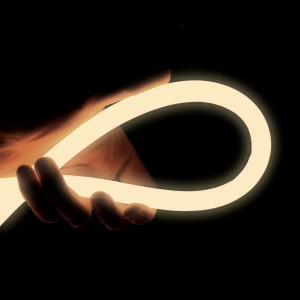 Rollo de 25 mts de neón led circular 360 grados a 220-240v, con un consumo de 8w x mt. Estanco para exterior con un grado IP65. Incluye un cable rectificador y un tapón final. Se puede cortar cada 1 mt. y es regulable.