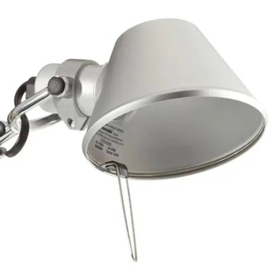 Tolomeo es solo una de las muchas lámparas Tolomeo , centradas en la funcionalidad, la flexibilidad y la calidad. El aspecto industrial se lanzó por primera vez en 1987 como la primera lámpara de mesa de la serie, donde los diseñadores se inspiraron en la popular lámpara arquitectónica. La lámpara ha ganado innumerables premios desde su introducción y hoy en día es una lámpara extremadamente popular en todo el mundo, tanto en diversos hogares como en la oficina.