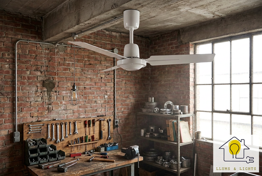 Ventilador de sostre blanc en un taller industrial amb el logo de LLums & Lights